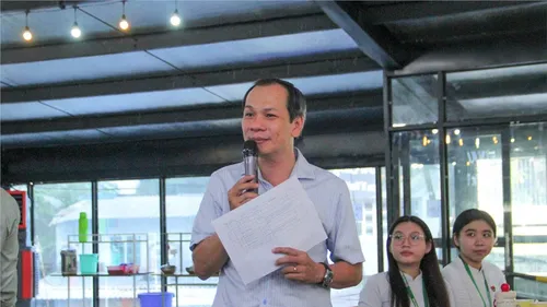 Hiệu trưởng cùng ăn sáng, uống trà sữa để đối thoại với học sinh