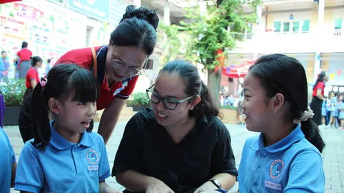 Trải nghiệm học tiếng Anh và ăn trưa bán trú cùng con