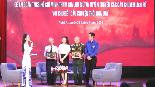 Chương trình giao lưu giữa các nhân chứng lịch sử với người trẻ tham gia lưu giữ, phục dựng và lan tỏa "câu chuyện thời hoa lửa" tại hội nghị