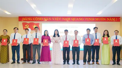 Lãnh đạo Sở GD-ĐT TP Đà Nẵng trao quyết định bổ nhiệm 11 hiệu trưởng các đơn vị trường học trực thuộc 