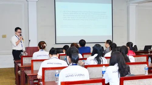 Sinh viên Đại học Tài chính - Marketing và Đại học Hùng Vương tìm hiểu về thị trường chứng khoán tại HOSE