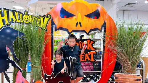 Nhân viên Co.opmart hóa trang Halloween, giao lưu cùng khách hàng nhí tại khu vực trưng bày trái cây. Ảnh: MINH XUÂN