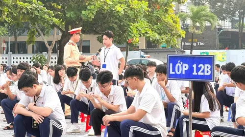 Học sinh tham gia chuyên đề giáo dục về an toàn giao thông