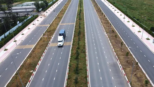 Tất bật thi công tuyến đường 10 làn xe kết nối sân bay Long Thành