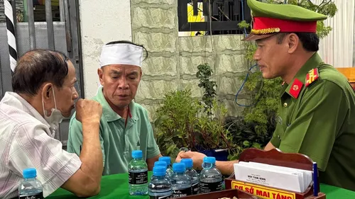 Lãnh đạo Công an TP Đồng Nai động viên, thăm hỏi thân nhân gia đình bị hại. Ảnh: CTV
