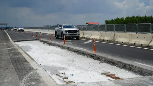 Hố công trình sửa chữa trên cao tốc Biên Hòa - Vũng Tàu đoạn qua TP Đồng Nai. Ảnh: PHÚ NGÂN