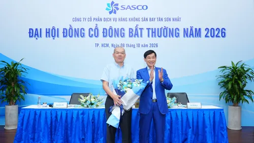 Ông Nguyễn Hạnh, Chủ tịch HĐQT chúc mừng ông Dư Kim Thăng trúng cử vào Hội đồng Quản trị Công ty SASCO