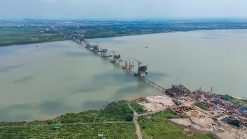 Cầu Hồng Hà đang dần thành hình sau gần 10 tháng thi công, nhiều trụ cầu đã vươn cao giữa lòng sông Hồng. Ảnh: TIẾN CƯỜNG