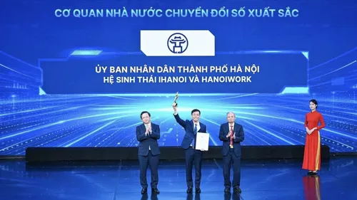 Giám đốc Sở KH-CN Hà Nội Cù Ngọc Trang - đại diện UBND TP Hà Nội nhận giải thưởng. Ảnh: THÀNH AN