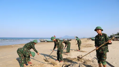 Chính quyền xã Yên Hòa phối hợp cán bộ, chiến sĩ Trung đoàn 841 thu gom, chôn lấp vỏ nghêu tím