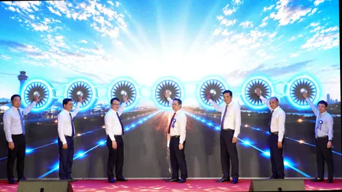Đại biểu thực hiện nghi thức khởi động dự án cải tạo, mở rộng Nhà ga hành khách T1. Ảnh: XUÂN QUỲNH