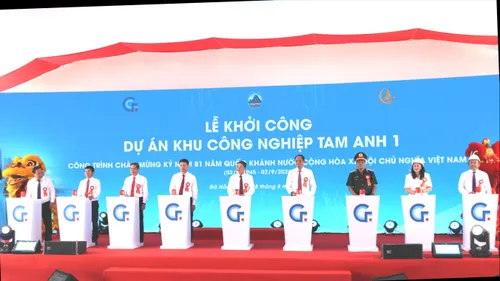 Các đại biểu thực hiện nghi thức ấn nút khởi công dự án