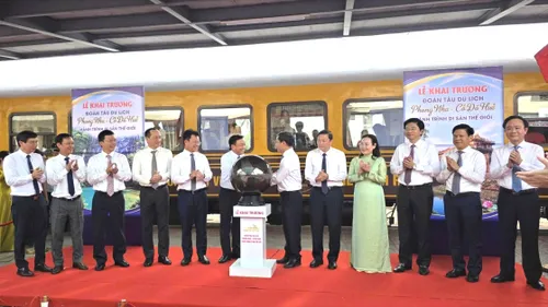 Các đại biểu bấm nút khai trương đoàn tàu “Phong Nha - Cố đô Huế: Hành trình Di sản thế giới”