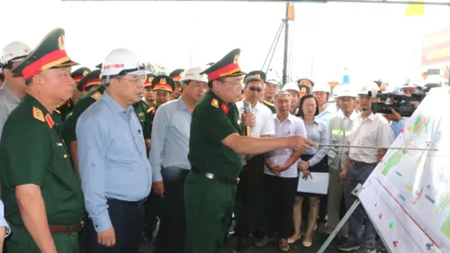Phó Thủ tướng Thường trực Phạm Gia Túc kiểm tra công trường dự án cao tốc Cà Mau - Đất Mũi
