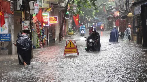 Hà Nội ngập sau mưa lớn, nhiều trường cho học sinh nghỉ hoặc học trực tuyến