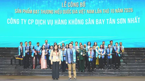 Ông Vũ Lê Quân, Chánh Văn phòng SASCO nhận biểu trưng Thương hiệu quốc gia Việt Nam năm 2026 tại lễ công bố
