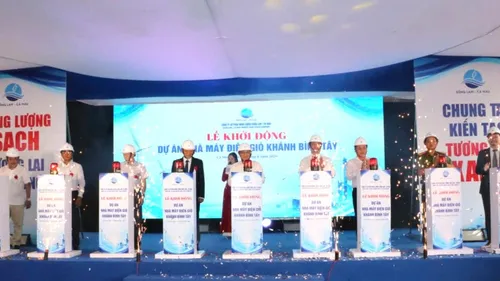 Các đại biểu thực hiện nghi thức khởi động Dự án nhà máy điện gió Khánh Bình Tây