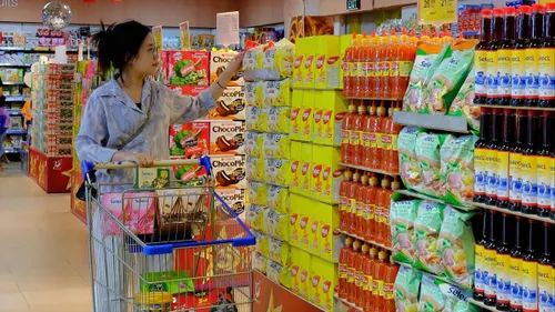 Người tiêu dùng lựa chọn thực phẩm thiết yếu tại hệ thống Saigon Co.op trong chương trình mua sắm hàng Việt dịp Quốc khánh 2-9. Ảnh: MINH XUÂN