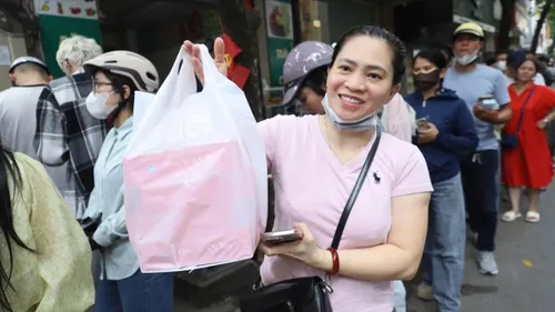 Xếp hàng cả tiếng chờ mua bánh Trung thu ở Hà Nội