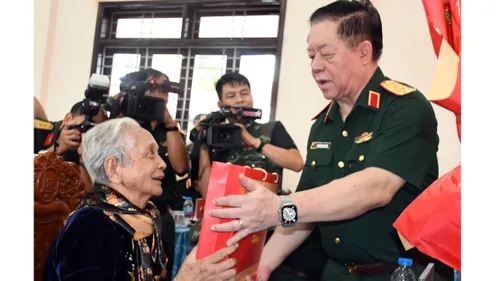 Đại tướng Nguyễn Trọng Nghĩa tặng quà tri ân Mẹ Việt Nam Anh hùng Võ Thị Út, tại xã Nhơn Ninh, tỉnh Tây Ninh