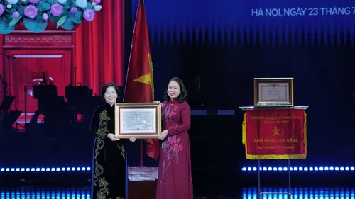 Bà Võ Thị Ánh Xuân, Bí thư Trung ương Đảng, Phó Chủ tịch nước trao Huân chương Độc lập hạng Ba cho Bà Mai Kiều Liên, nguyên Ủy viên Trung ương Đảng, Anh hùng Lao động, Tổng giám đốc Vinamilk (bên trái). Ảnh: Minh Anh