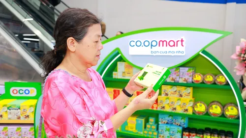 Khách hàng khám phá và lựa chọn các sản phẩm OCOP tiêu biểu trong không gian tôn vinh bản sắc vùng miền tại hệ thống Saigon Co.op. Ảnh MINH XUÂN