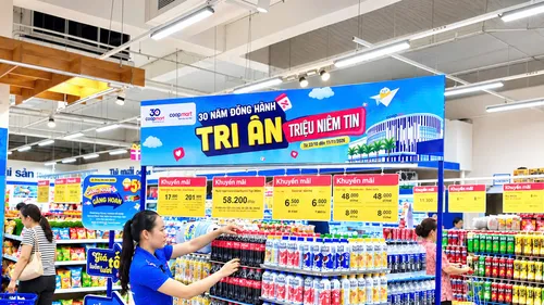 Nhân viên Co.opmart sắp xếp hàng hóa phục vụ chương trình “30 năm đồng hành - Tri ân triệu niềm tin”, diễn ra từ ngày 22-10 đến 11-11. Ảnh: MINH XUÂN