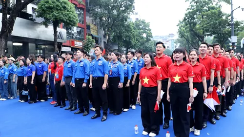 Lễ chào cờ " Tôi yêu Tổ quốc tôi" sáng 10-10. Ảnh: TIẾN CƯỜNG
