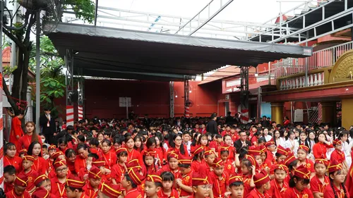 Ngày khai giảng, thầy cô hiệu trưởng dặn dò việc học trong bối cảnh AI phát triển 