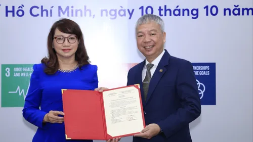 GS-TS Nguyễn Thị Thanh Mai (Giám đốc ĐHQG TPHCM) trao quyết định cho TS Nguyễn Quốc Chính.