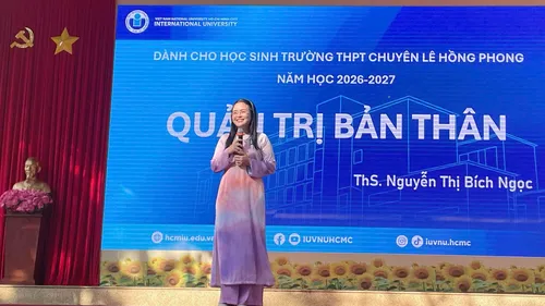 ThS Nguyễn Thị Bích Ngọc trình bày chuyên đề "Quản trị bản thân" với học sinh Trường THPT chuyên Lê Hồng Phong (TPHCM).
