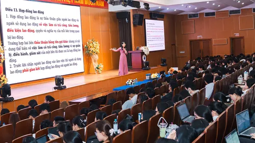 Luật gia Nguyễn Phan Bảo Khuyên, Trung tâm Tư vấn và Hỗ trợ người lao động Công đoàn TPHCM chia sẻ kiến thức pháp luật lao động cho các sinh viên