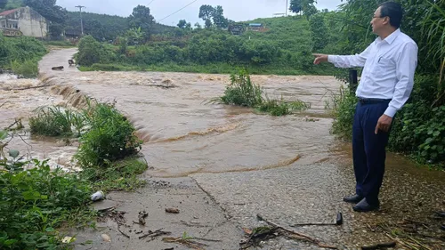 Quảng Ngãi: Mưa lớn làm ngập cầu tràn, chia cắt giao thông