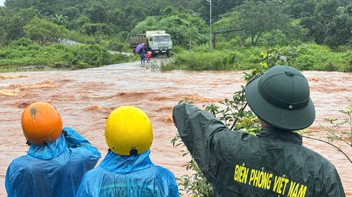 Gia Lai: Ngầm tràn ngập sâu, bộ đội biên phòng túc trực bảo vệ dân