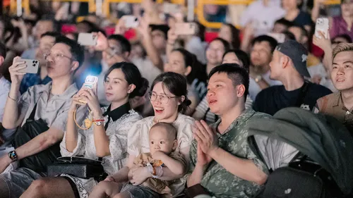 Khách đến xem đêm chung kết DIFF 2026
