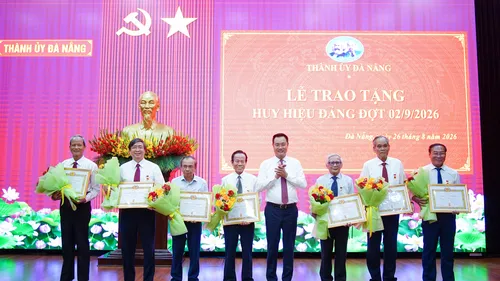 Bí thư Thành ủy Đà Nẵng Lê Ngọc Quang trao Huy hiệu Đảng cho các đảng viên