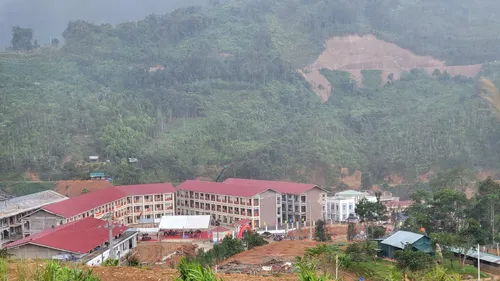 Trường Phổ thông nội trú Tiểu học và Trung học cơ sở Hùng Sơn nhìn từ xa. Ảnh: XUÂN QUỲNH