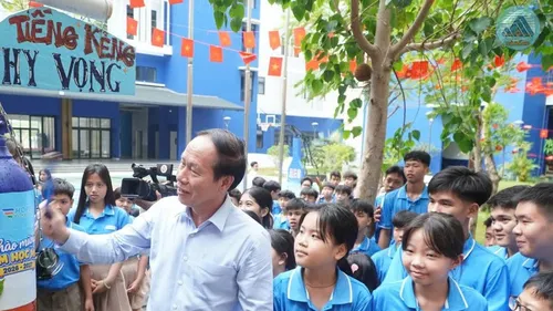 Phó Thủ tướng Lê Tiến Châu đánh kẻng chào mừng năm học mới