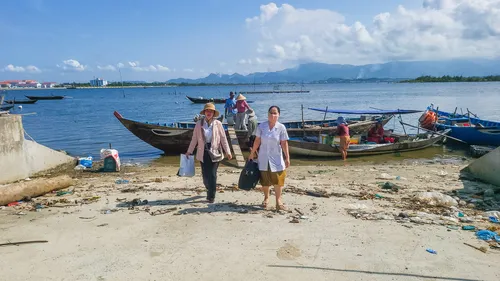 Nhân viên y tế cùng cán bộ chính quyền xã đảo Tam Hải dùng ghe đến thôn Long Thạnh Tây để khám sức khỏe cho những trường hợp khó đi lại. Ảnh: XUÂN QUỲNH