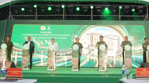 Đại biểu thực hiện nghi thức khởi công dự án nhà ở xã hội. Ảnh: XUÂN QUỲNH