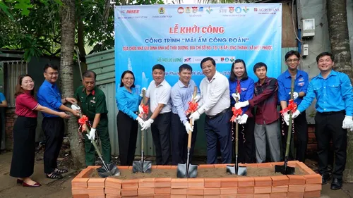 Lãnh đạo xã Hiệp Phước và các đơn vị thực hiện nghi thức khởi công xây dựng "Mái ấm Công đoàn" cho anh Hồ Thái Dương. Ảnh: HUỲNH NHƯ