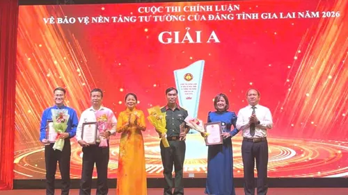 Lãnh đạo tỉnh Gia Lai trao giải A cho các cá nhân, tập thể