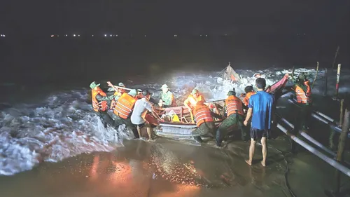 Ứng cứu kịp thời thuyền cá bị sóng biển đánh chìm khi vươn khơi