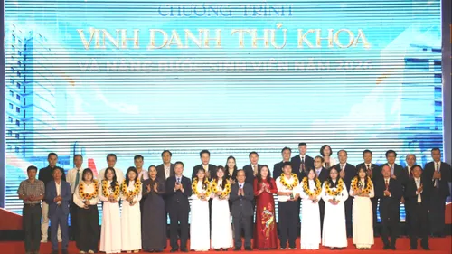 Đại học Đà Nẵng vinh danh thủ khoa. Ảnh: XUÂN QUỲNH