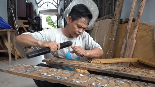 “Tái sinh” gỗ tàu, thuyền hư hỏng thành đồ nội thất