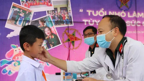 Đà Nẵng: Tặng quà và khám bệnh cho học sinh các trường dân tộc nội trú