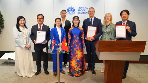 Tiến sĩ Nguyễn Thị Phương Thảo bấm nút khai phiên Sàn giao dịch Chứng khoán Luân Đôn (LSE) 