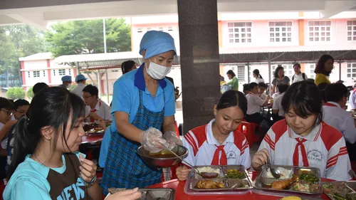 Bữa ăn bán trú đầu tiên của học sinh THCS công lập khu vực Bà Rịa - Vũng Tau (trước đây).