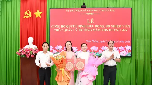 Lãnh đạo UBND phường Tam Thắng trao quyết định cho 2 cán bộ quản lý.