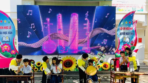 Học sinh Tiểu học Chu Văn An được trực tiếp giao lưu, trải nghiệm cùng các nghệ nhân, nghệ sĩ.